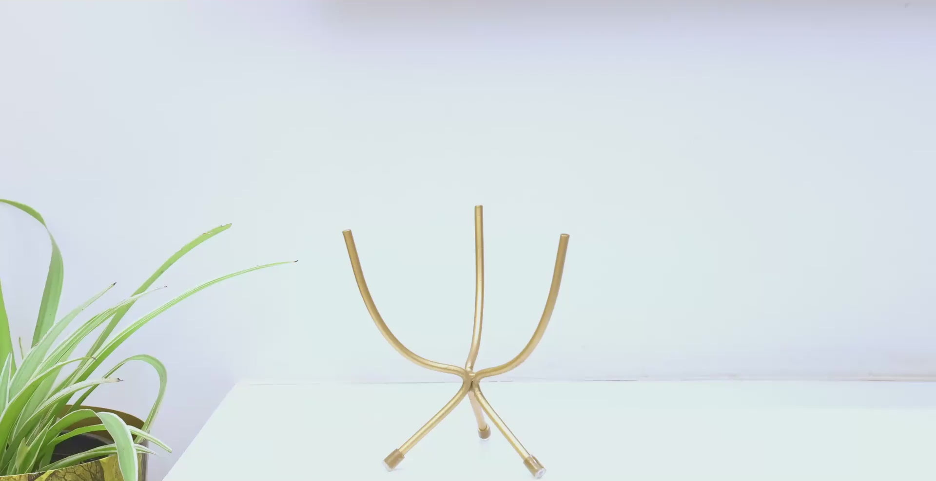 Green Leaf Design Metal Planter with Gold Stand