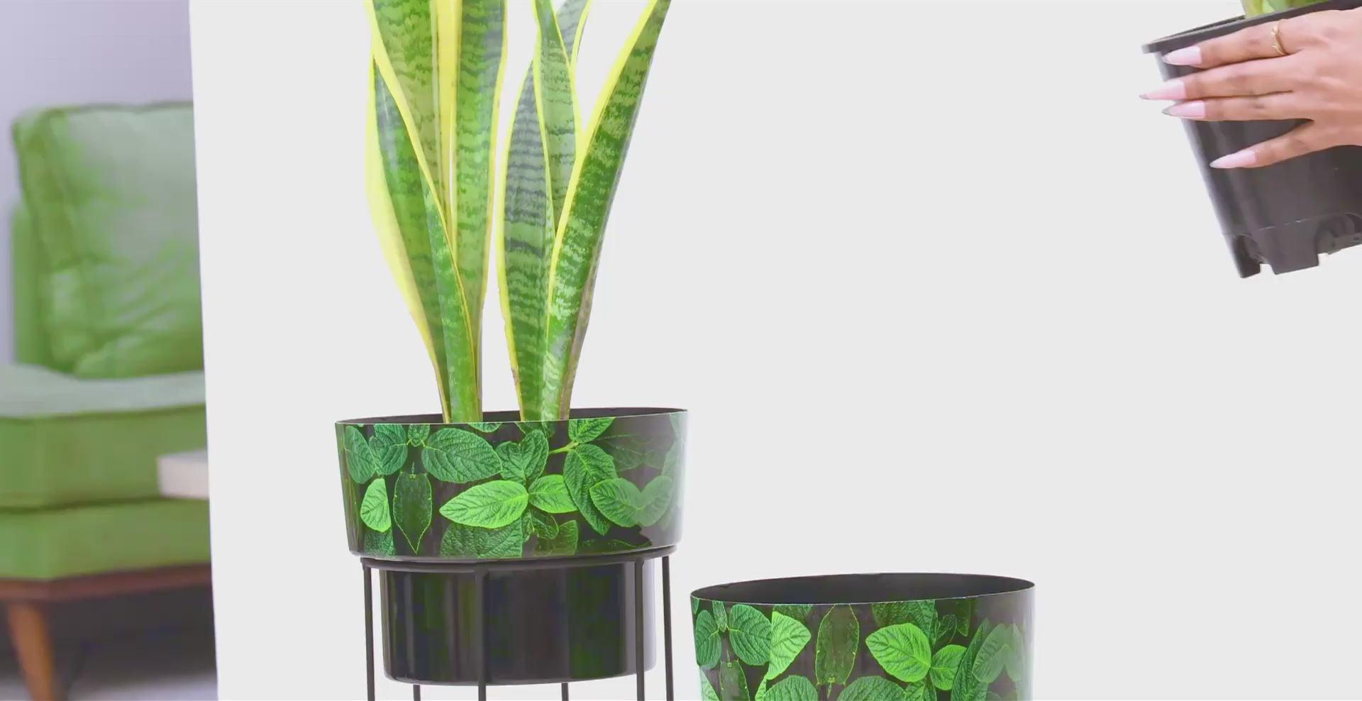 Green Leaf Design Metal Planter Set – with Black Stand